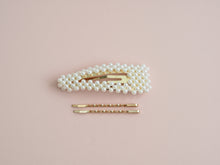 Load image into Gallery viewer, OVERSIZED PEARL DAINTY HAIR CLIP SET