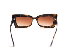 Load image into Gallery viewer, Haute Luxury Style Leopard Sunglasses Back.